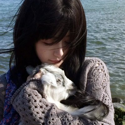 小鬼头上的女人